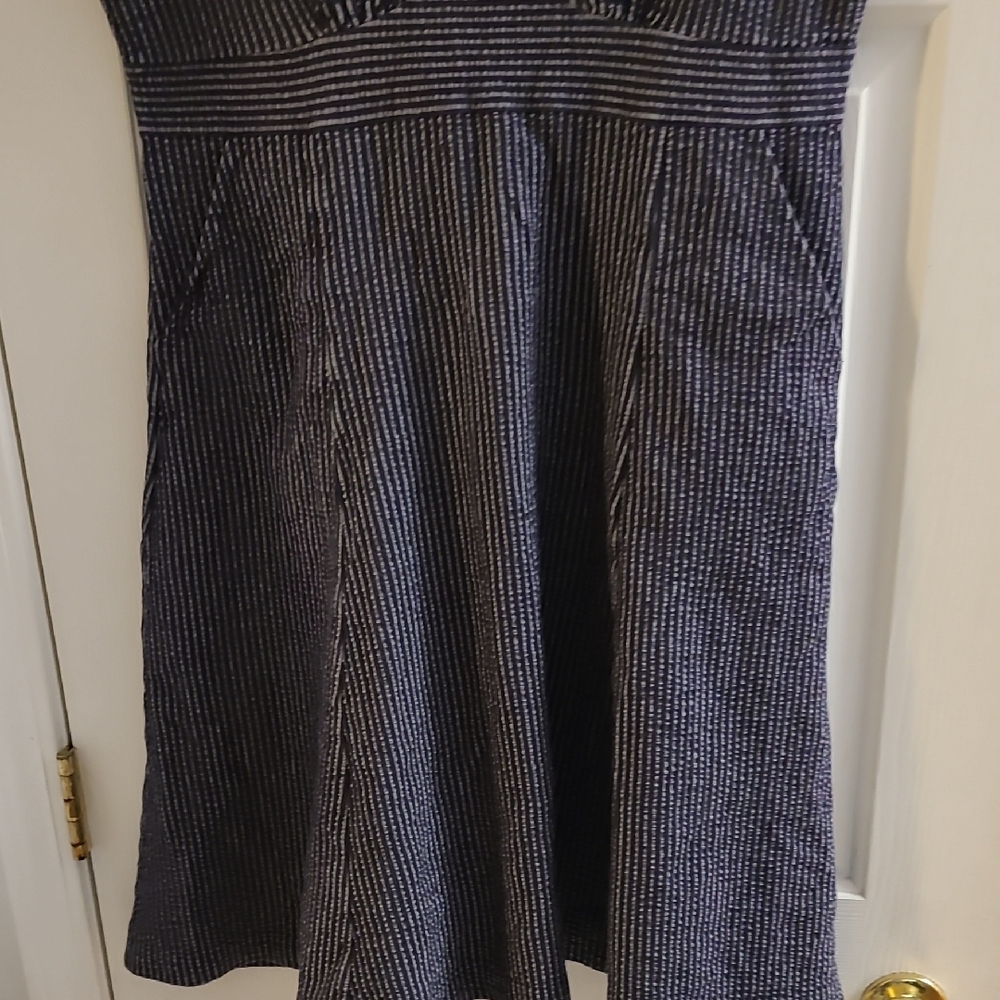 Elegant Navy and White Striped Dress - Picture 3 of 7